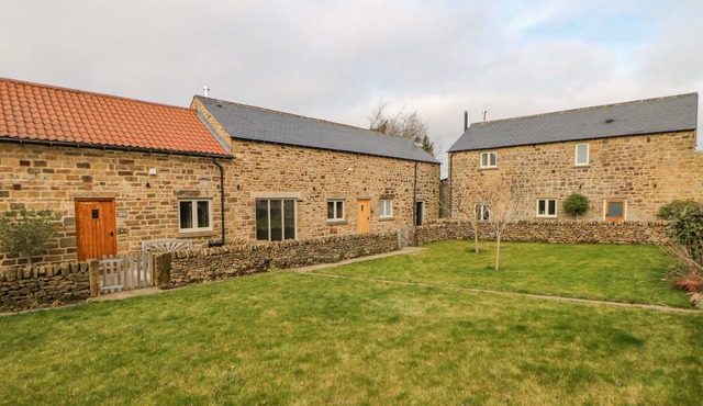 THE COW SHED, family friendly, with hot tub in Marsh Lane