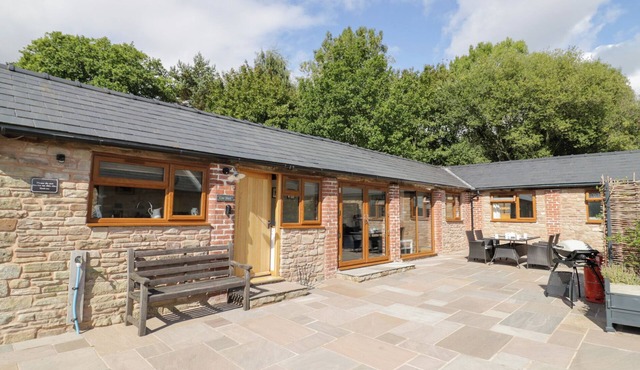 THE COW SHED, pet friendly, character holiday cottage in Bromyard