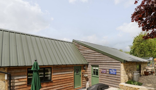 THE COW SHED, pet friendly, with a garden in Frampton Mansell