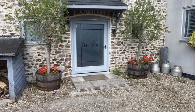 THE COW SHED, pet friendly, character holiday cottage in Bishopswood