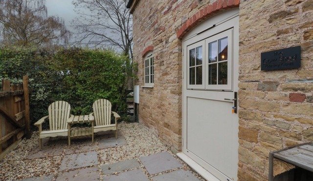 THE COW SHED, romantic, with open fire in Newent