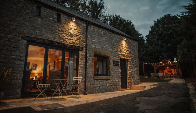 The Cow Shed - with panoramic views of Miller's Dale