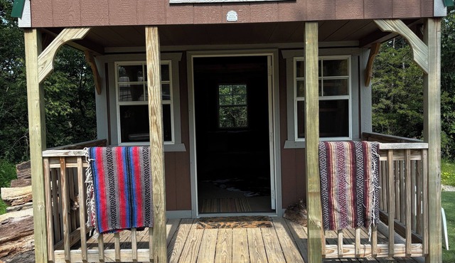 The Cowboy Cabin, secluded and peaceful, only 5 min from town & sleeps 4.