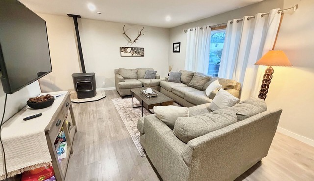 The Cowboy Corral. 3 Bedroom Centrally Located Home with a Mountain View.