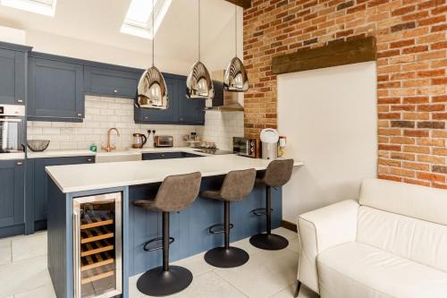 The Cowshed - Luxury Barn with Hot Tub