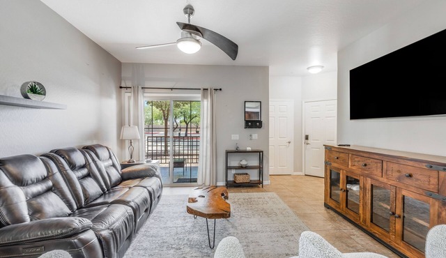 The Coyote Den: King Suite, 2 sparkling pools, ground floor
