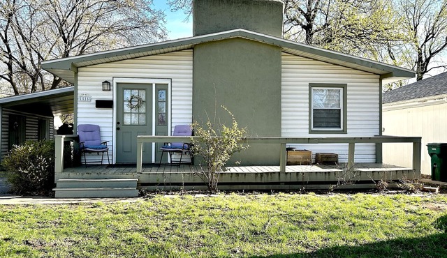 The Coziest Home! Great Location only ONE Block Mercy!