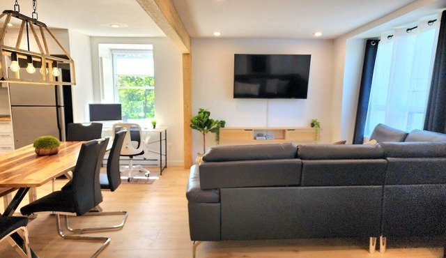 The Coziest | Hot Tub | EV Charger & Free Parking