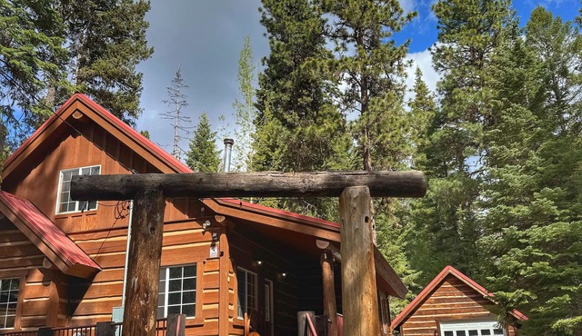 The Cozy Acorn Cascade Lake Retreat