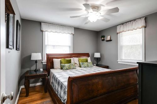 The Cozy Bungalow 3 parking fully fenced yard