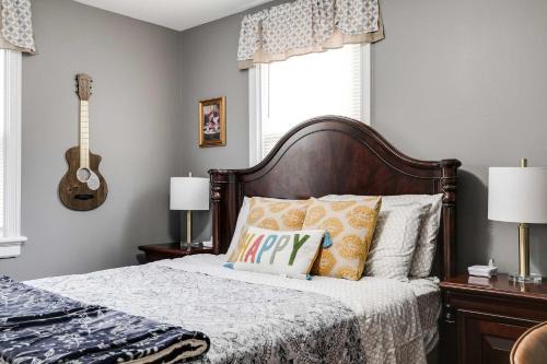 The Cozy Bungalow free parking fully fenced backyard