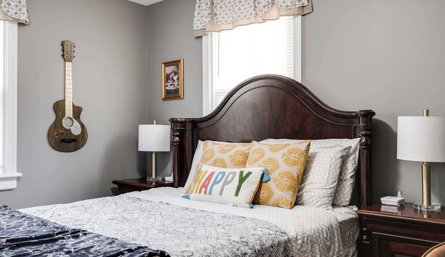 The Cozy Bungalow: free parking w/fully fenced yard