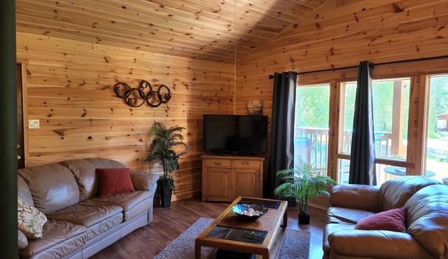 The cozy cabin… 12 minutes to Grand Beach!