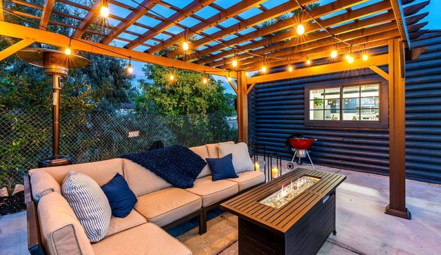 The Cozy Cabin: Riverton Retreat Getaway