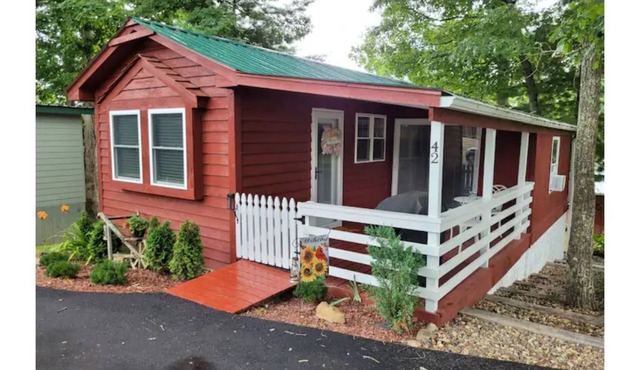 The Cozy Cardinal 2-bedroom cottage w/pool access, Wi-Fi