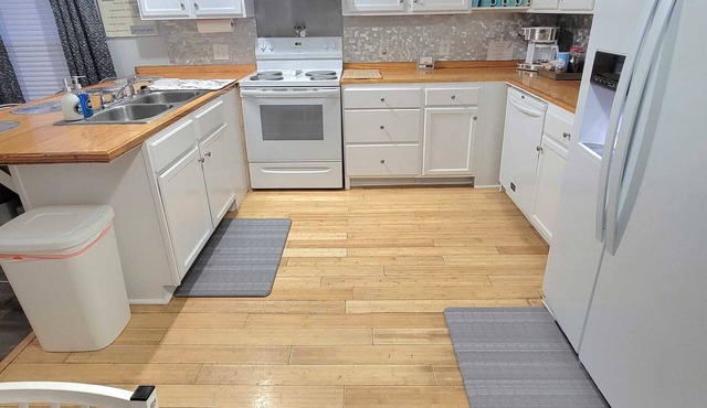 -The Cozy Casa- 2 min drive from Exit 53 in Walterboro. Clean & Stylish!