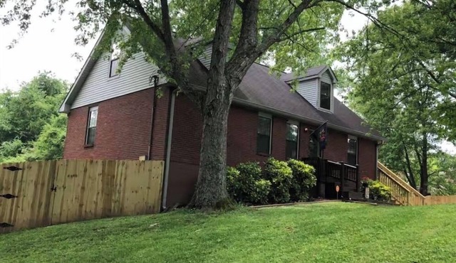 The Cozy Cave- 3 Bedroom, 2 Bath, LARGE fenced BACKYARD!