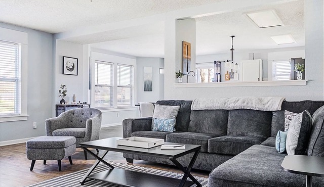 The Cozy Charcoal Cottage with Garage