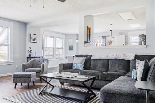 The Cozy Charcoal Cottage - with Garage - Family Friendly