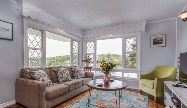 The Cozy Clam Cottage~ Spectacular Views ~Best location for all your adventures