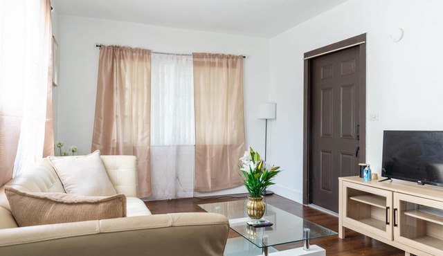 The Cozy Corner Studio in Quiet, Vibrant Biscayne Park with AC, WiFi
