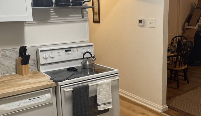 The Cozy Cottage Only 8 Minutes from airport