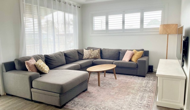 The Cozy Cottage - Charming Coastal Getaway in Charlestown