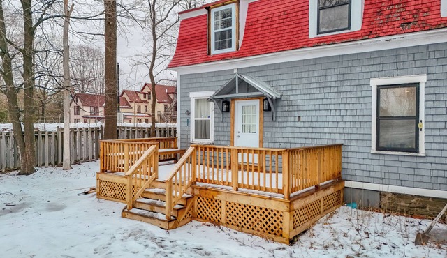 The Cozy Cottage Loft · Walk to Downtown & UNB