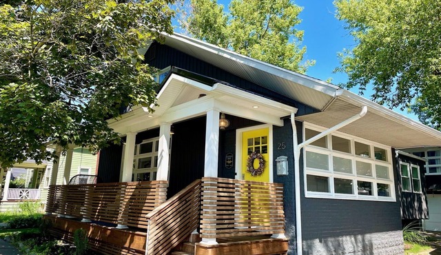 The Cozy Cottage- a Village gem! Sleeps 7-central location-walk to shop & eat!