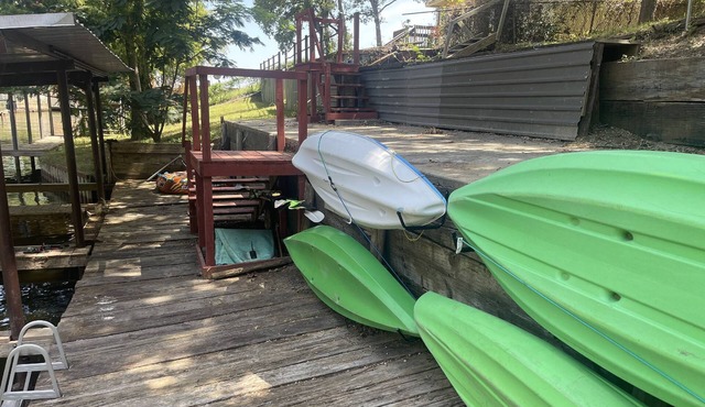 The Cozy Cove at Cedar Creek Lake: Kayaks, Dock, Kids & Dog Friendly!