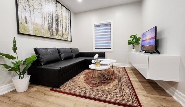 The Cozy Cove Modern King-Bedroom Full Apartment