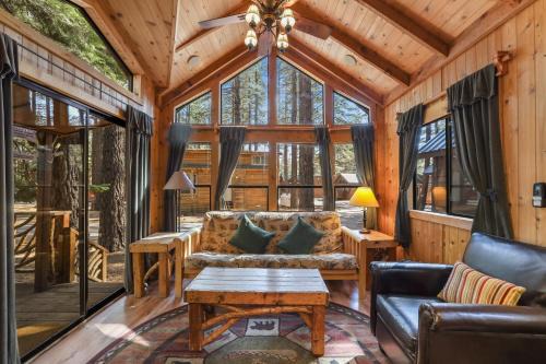 The Cozy Cub Cabin – 7 Min to Lake