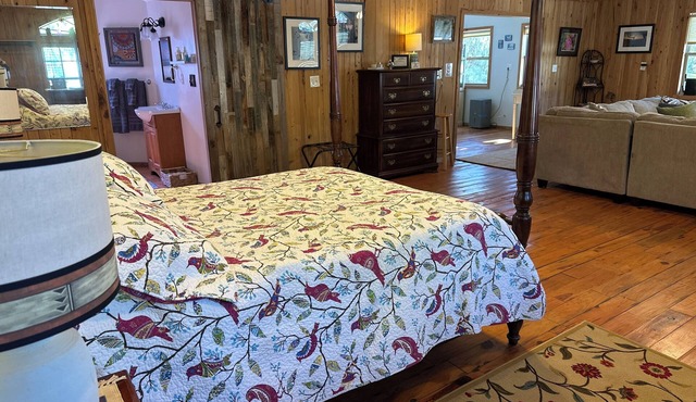 The Cozy Cute Rustic Lodge close to everything. Clean & Spacious- Fire Pit.