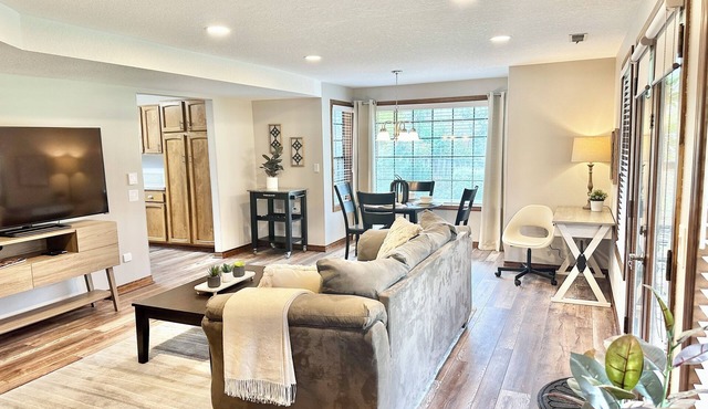 The Cozy Doe Cottage - PetFriendly Storybook yard!