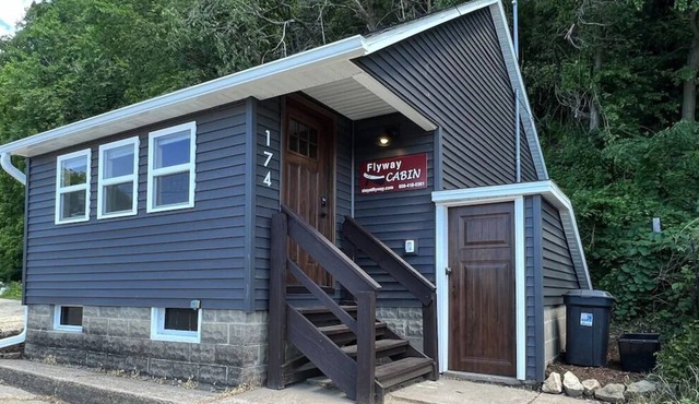 The “Cozy” Flyway Cabin on the Great River Road!