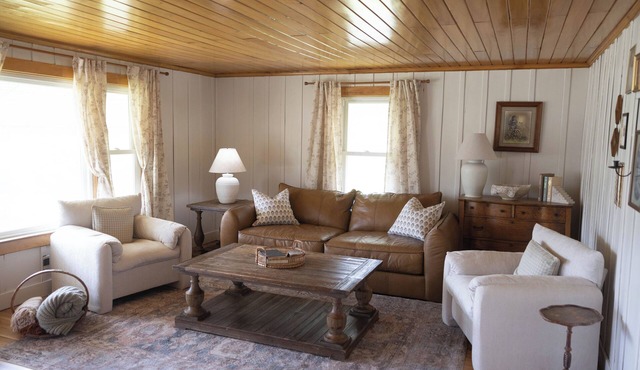 The Cozy Heirloom-4BR Cottage in Jeffersonville