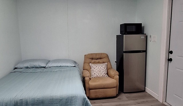 The Cozy Hut with AC and WiFi in fabulous Duncanville