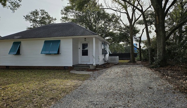 The cozy Mermaid Manor is located close to area beaches and all area attractions