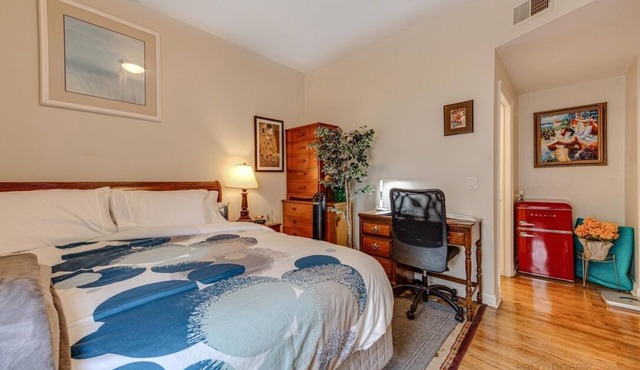 The Cozy Nest: King Bed in Quiet and Safe Condo by McCormick Place and Midway!