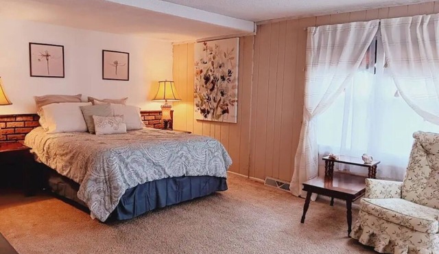 The Cozy Nook! Charming 1-bedroom apartment in Batavia with WiFi, AC