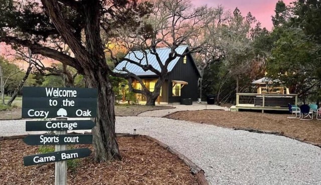 The Cozy Oak Cottage at The Red Barn Ranch