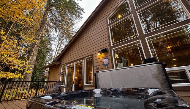 The Cozy Pines - Hot Tub, Pet-Friendly, Fireplace, Near Trails and Slopes