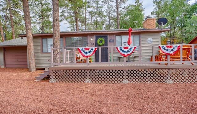 The Cozy Pinetop Cottage with hot tub