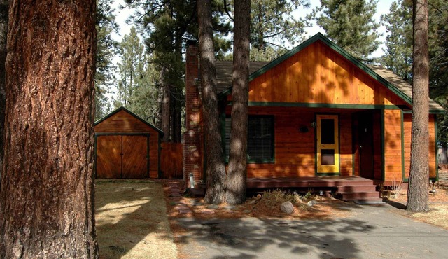 The Cozy Tahoe Cabin - Hot Tub, Pet Friendly, & 5 Min. to Lake