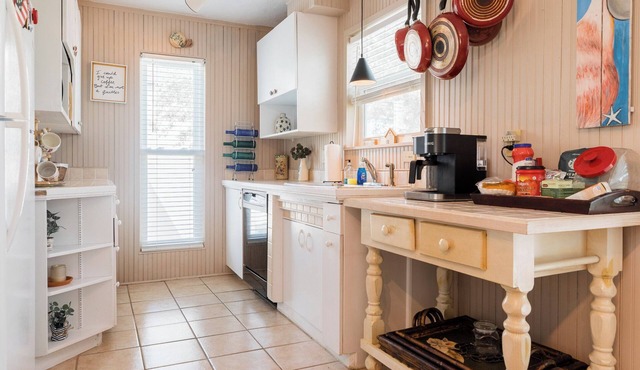 The Crab Resort with a pier, tennis court and pool. Pet friendly!