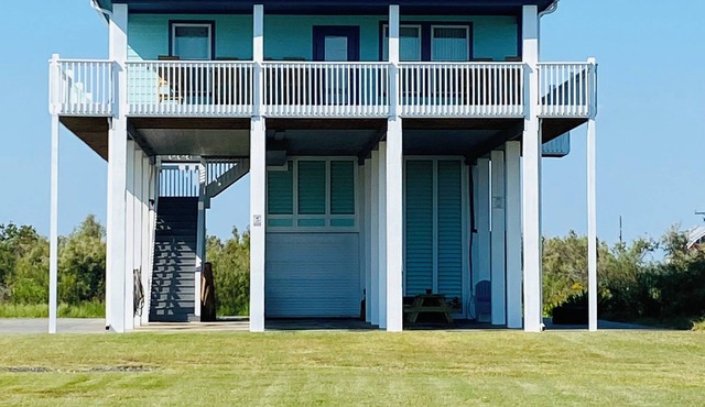 The Crab Shack. 360 degree views of Gulf and Bay. Pickleball! Across from beach!