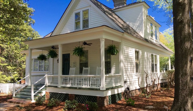 The Craddock - Tufts Home & Antique Carriage House - 6BR 5.5 Baths - Sleeps 12+
