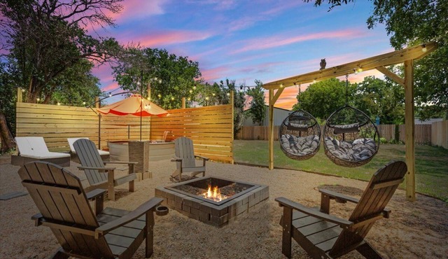 The Craftsman on Clay-4 Blocks to Silos-Backyard Retreat-Hot Tub and Cowboy Pool