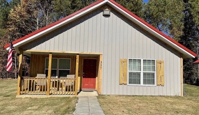 The Crappie-2 bedroom cabin with spacious parking
