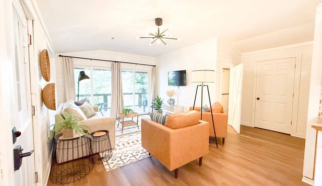 The Crash Pad ~ Riverfront Retreat with Gameroom